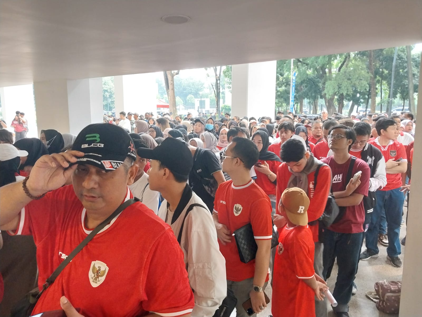 Ribuan suporter Timnas Indonesia antre masuk Stadion Madya untuk menonton laga lawan Tanzania, Minggu (2/6/2024)/foto: Nurhendra Saputra/SportCorner.