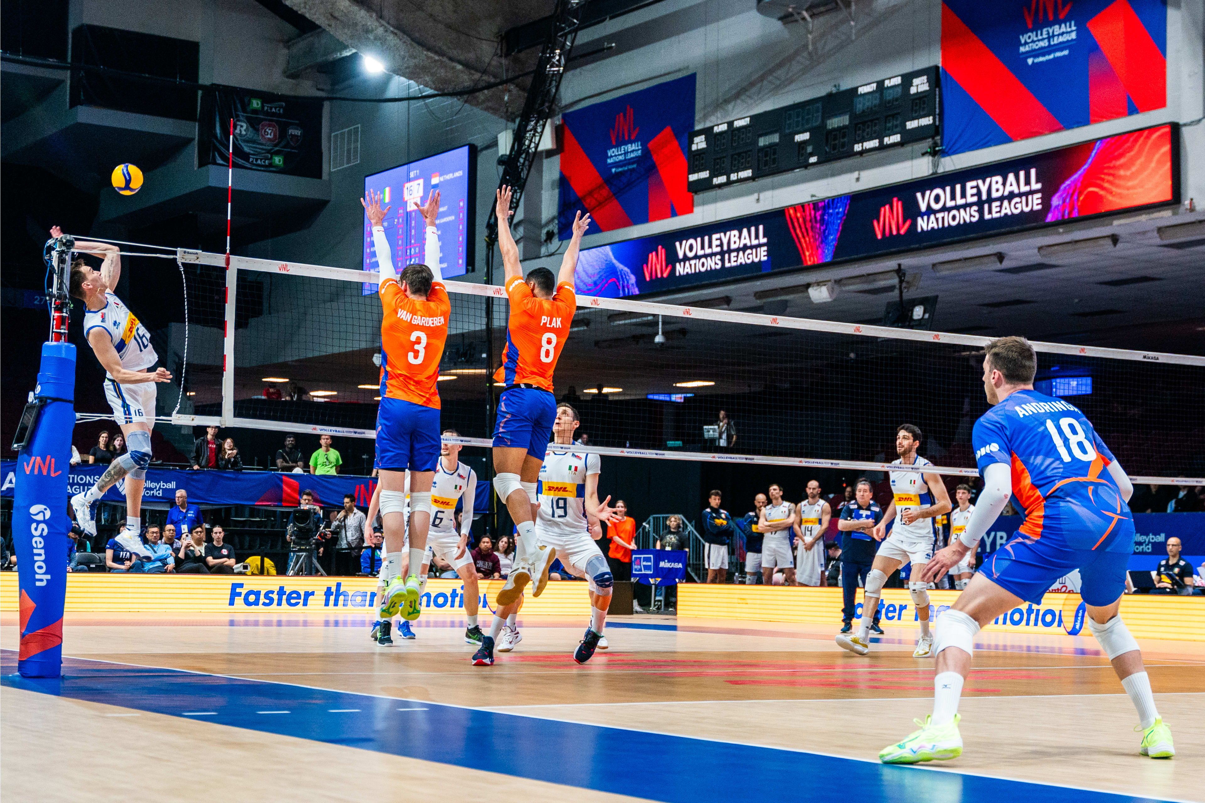 Italia berhasil memenangkan duel kontra Belanda dengan skor 3-0 pada Minggu (9/6/2024) malam WIB di lanjutan Volleyball Nations League (VNL) 2024 Putra.