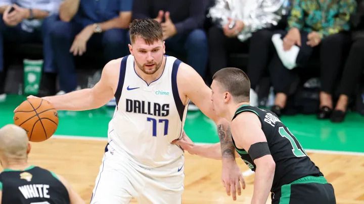 Berikut adalah link live streaming Final NBA 2024 Game 4 antara Dallas Mavericks vs Boston Celtics yang digelar Sabtu (15/6/2024) pukul 07.30 WIB.