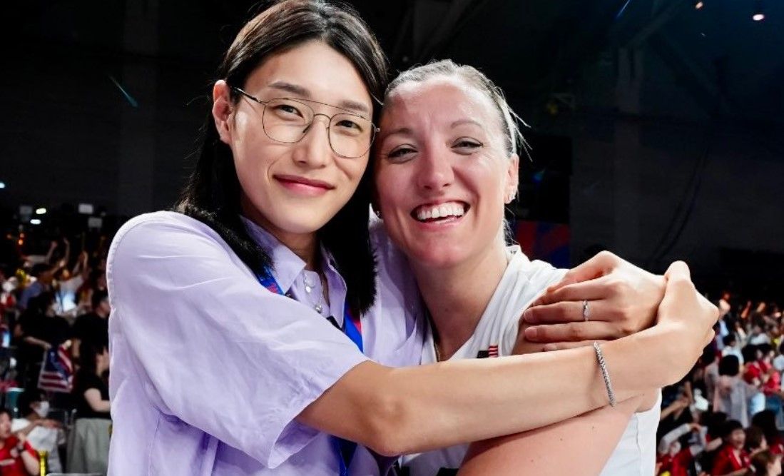 Kim Yeon-koung bersama Jordan Larson di laga Amerika Serikat vs Jepang di VNL 2024, Minggu (16/6/2024)/foto: Volleyball World.