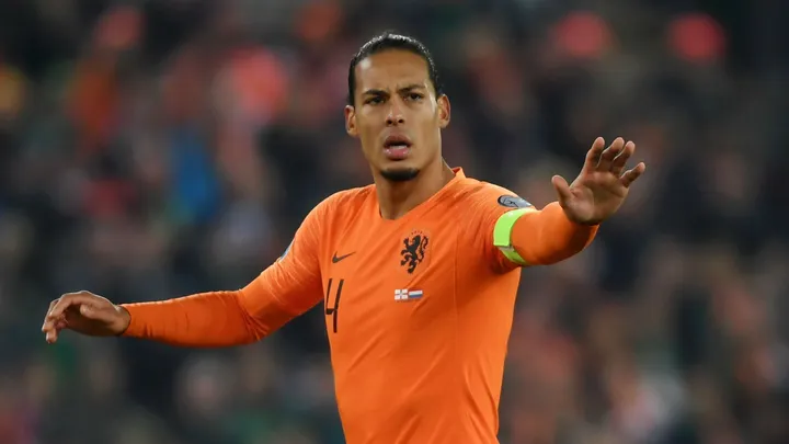 Virgil van Dijk Tolak Pakai Nama Ayahnya di Belakang Jersey