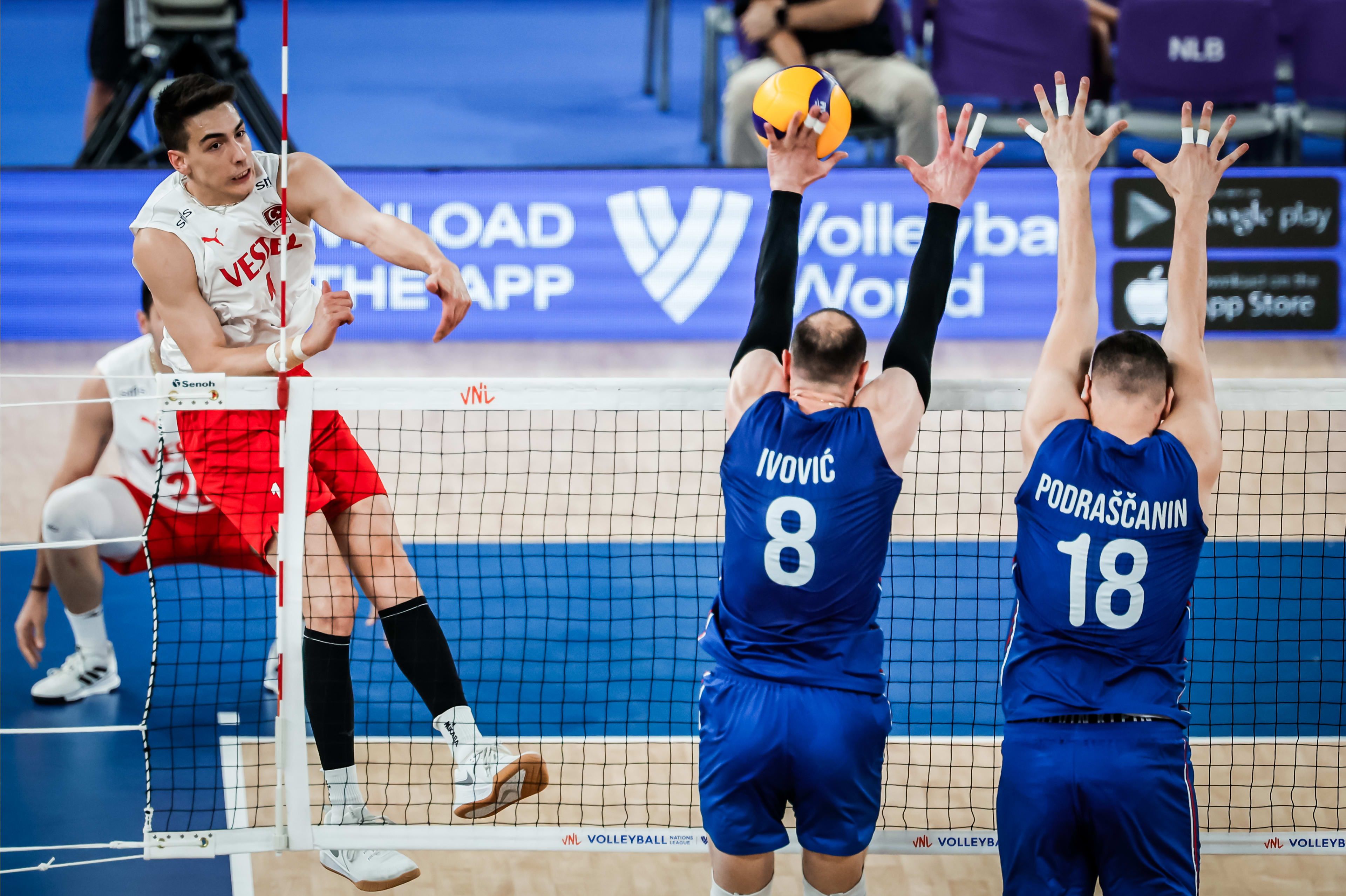 Serbia meraih kemenangan brilian 3-1 atas Turki di lanjutan Volleyball Nations League (VNL) 2024 Putra yang digelar pada Sabtu (22/6/2024) dini hari WIB.