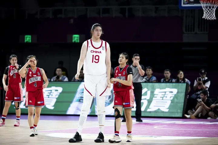 Zhang Ziyu, pebasket putri asal China yang memiliki tinggi badan lebih dari dua meter atau 220 cm/foto: FIBA Asia.