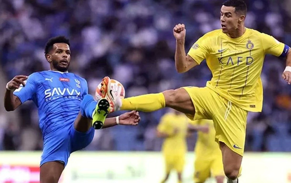 Ali Al-Bulayhi berduel dengan Cristinao Ronaldo di Saudi Pro League 2023/2024.