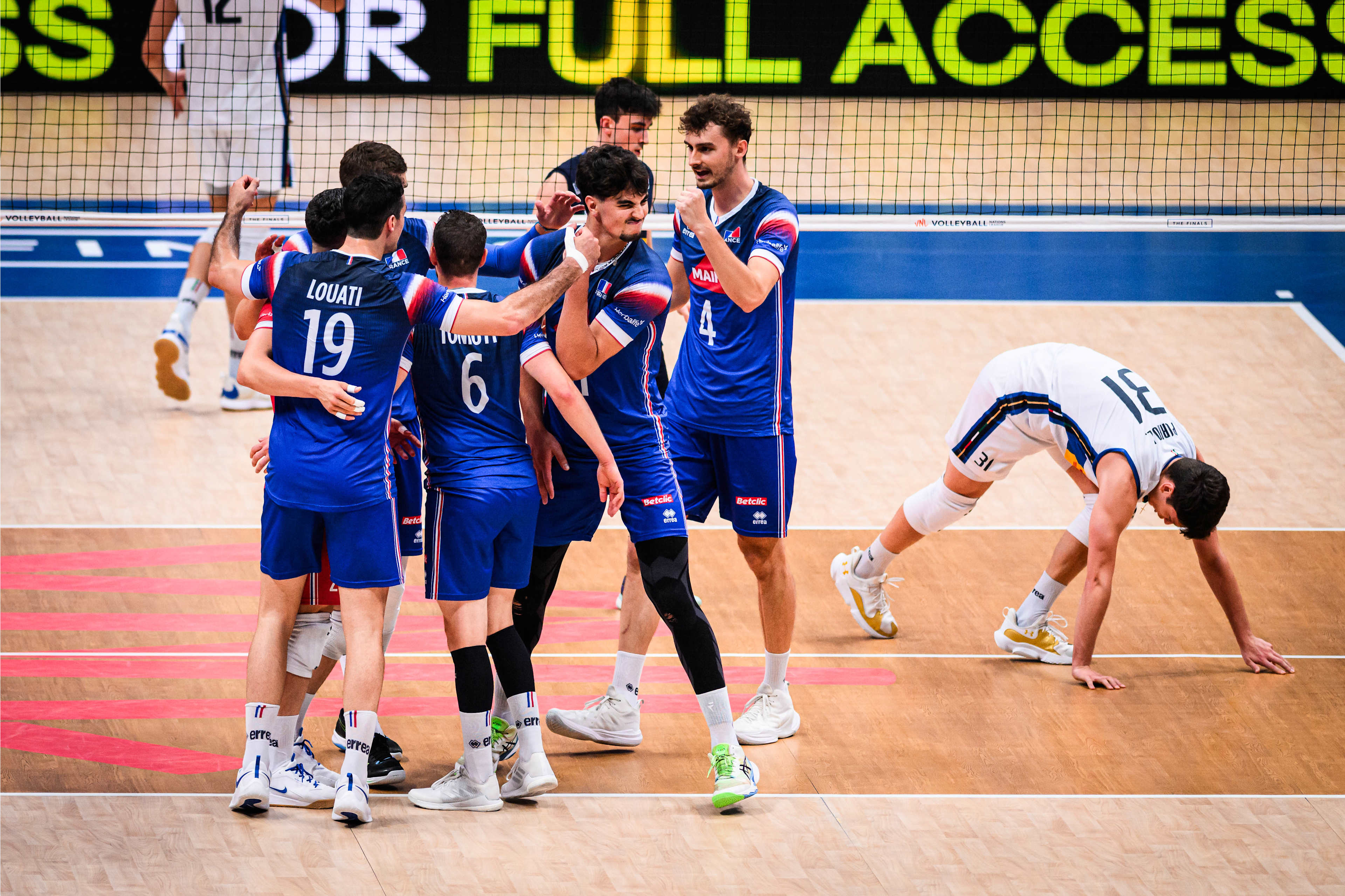 Prancis berhasil mengunci satu tempat di semifinal Volleyball Nations League (VNL) 2024 usai gebuk Italia 3-2 pada Jumat (28/6/2024) malam WIB.