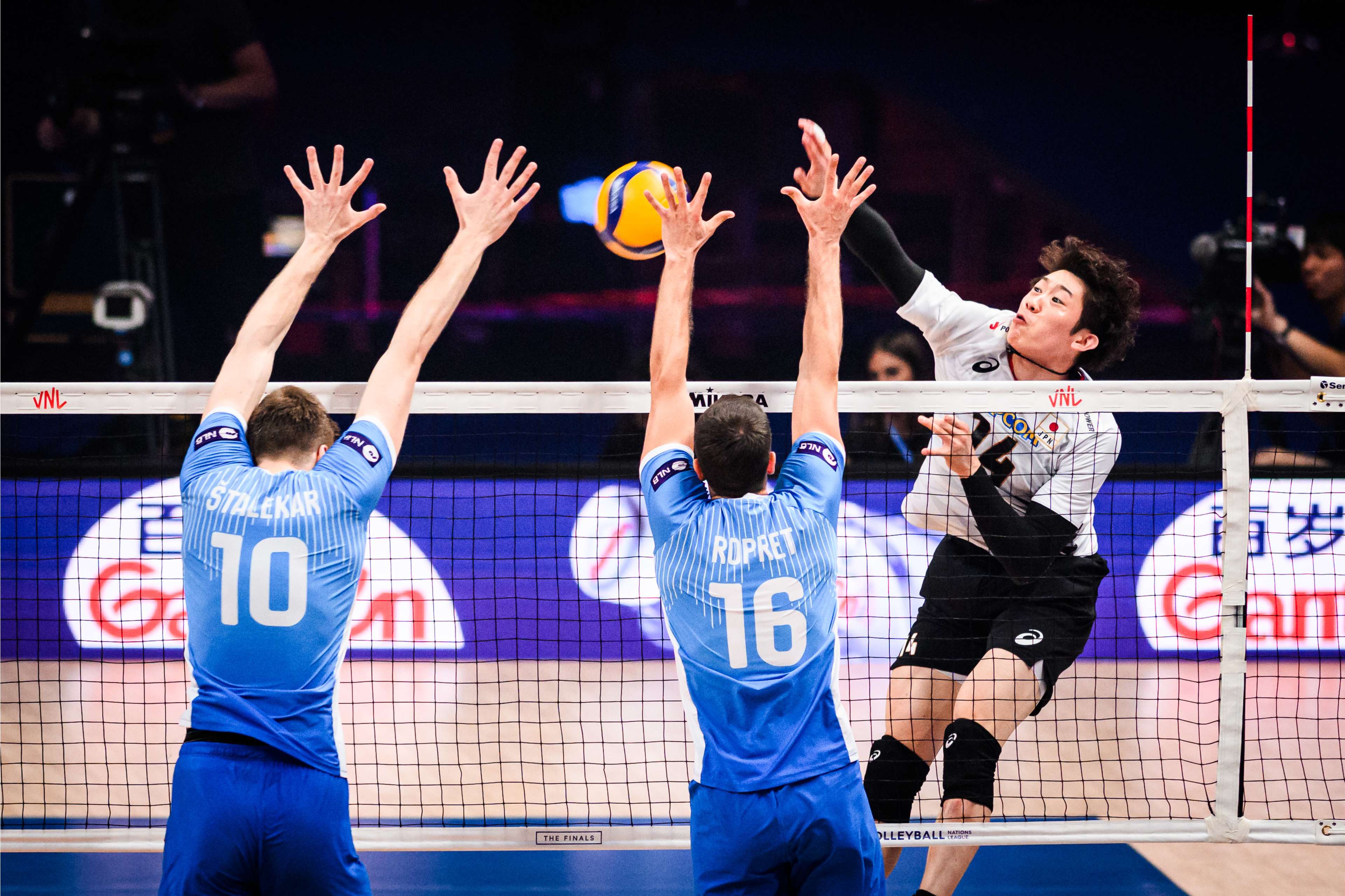 Jepang kembali jadi momok Slovenia usai tumbangkan mereka di semifinal Volleyball Nations League (VNL) 2024 Putra dengan skor 3-0 pada Minggu (30/6/2024) dini hari WIB.