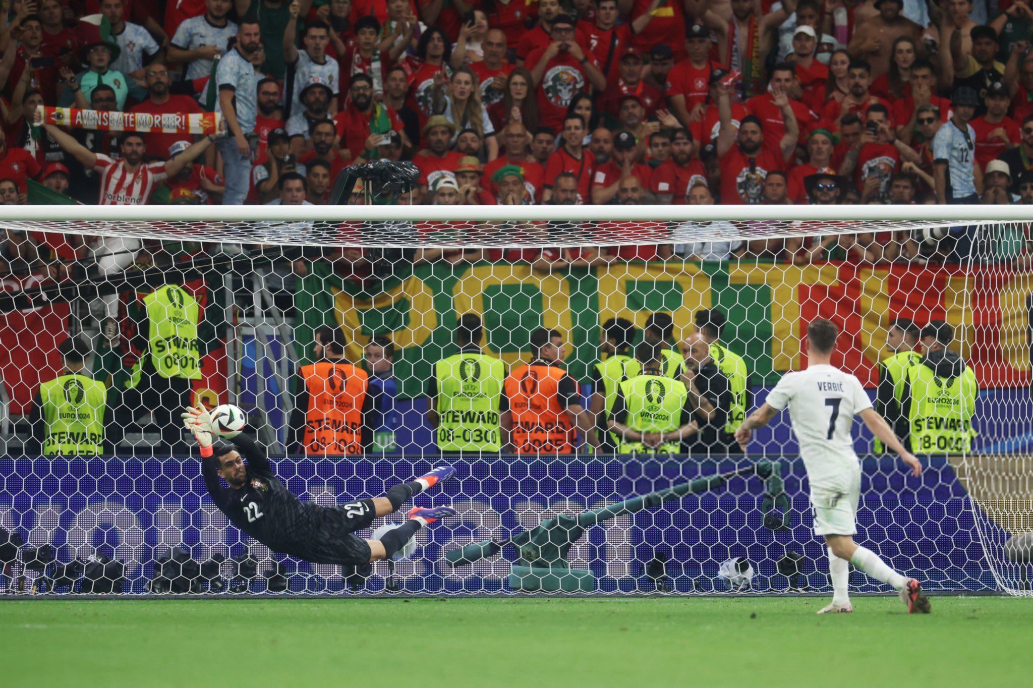 Lewat kemenangan adu penalti 3-0 pasca bermain tanpa gol selama 120 menit, Portugal melewati Slovenia untuk lolos ke perempat final Piala Eropa 2024 pada Selasa (2/7/2024).