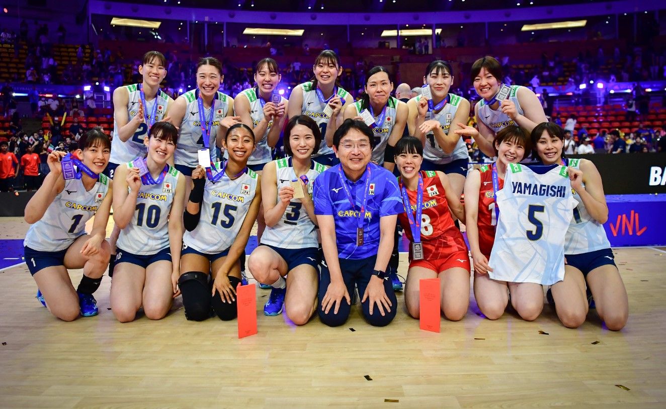 Timnas voli putri Jepang berpose usai tampil di final VNL 2024 putri/Foto: Volleyball World.