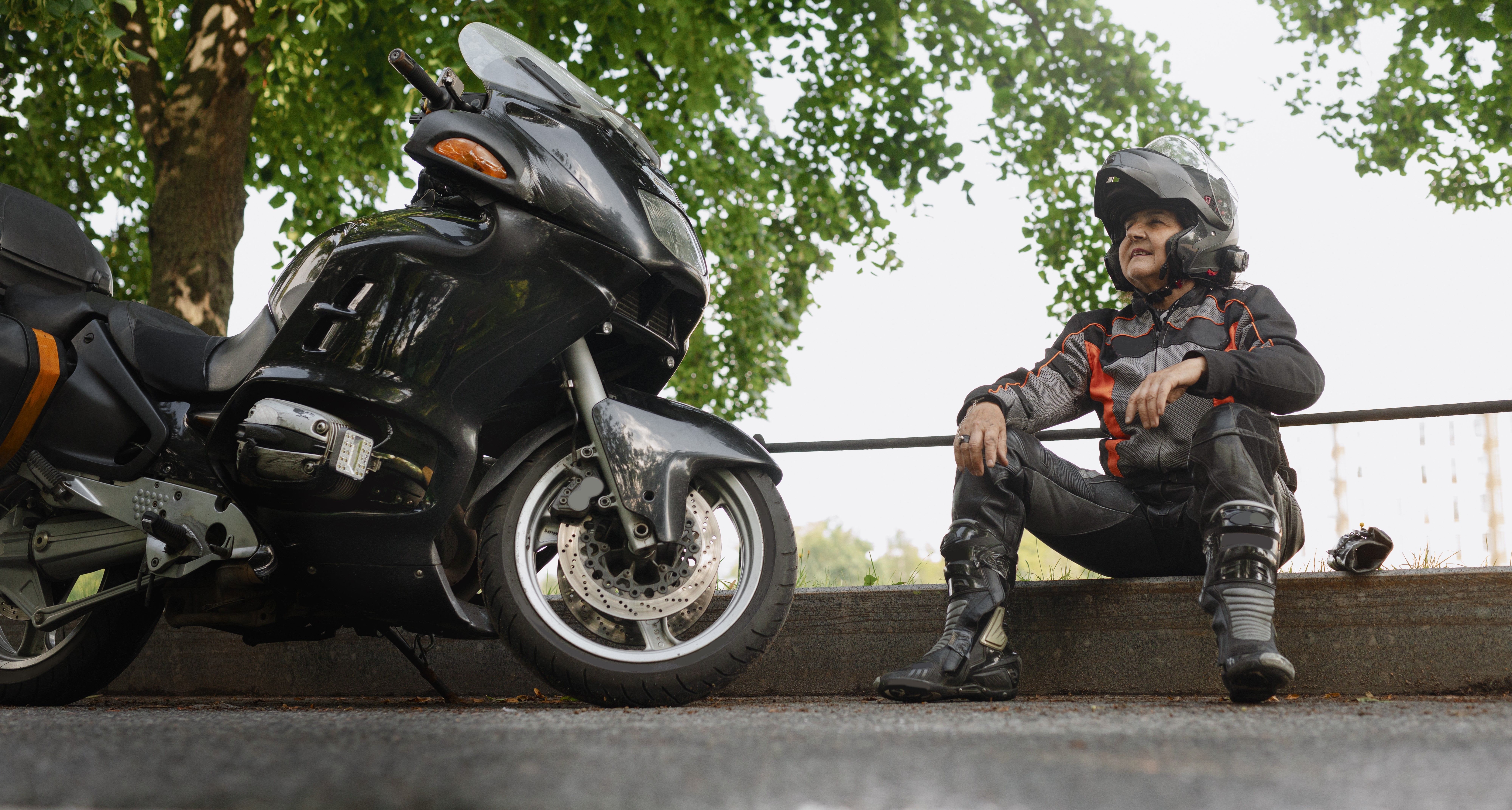 full-shot-woman-wearing-safety-helmet. FREEPIK