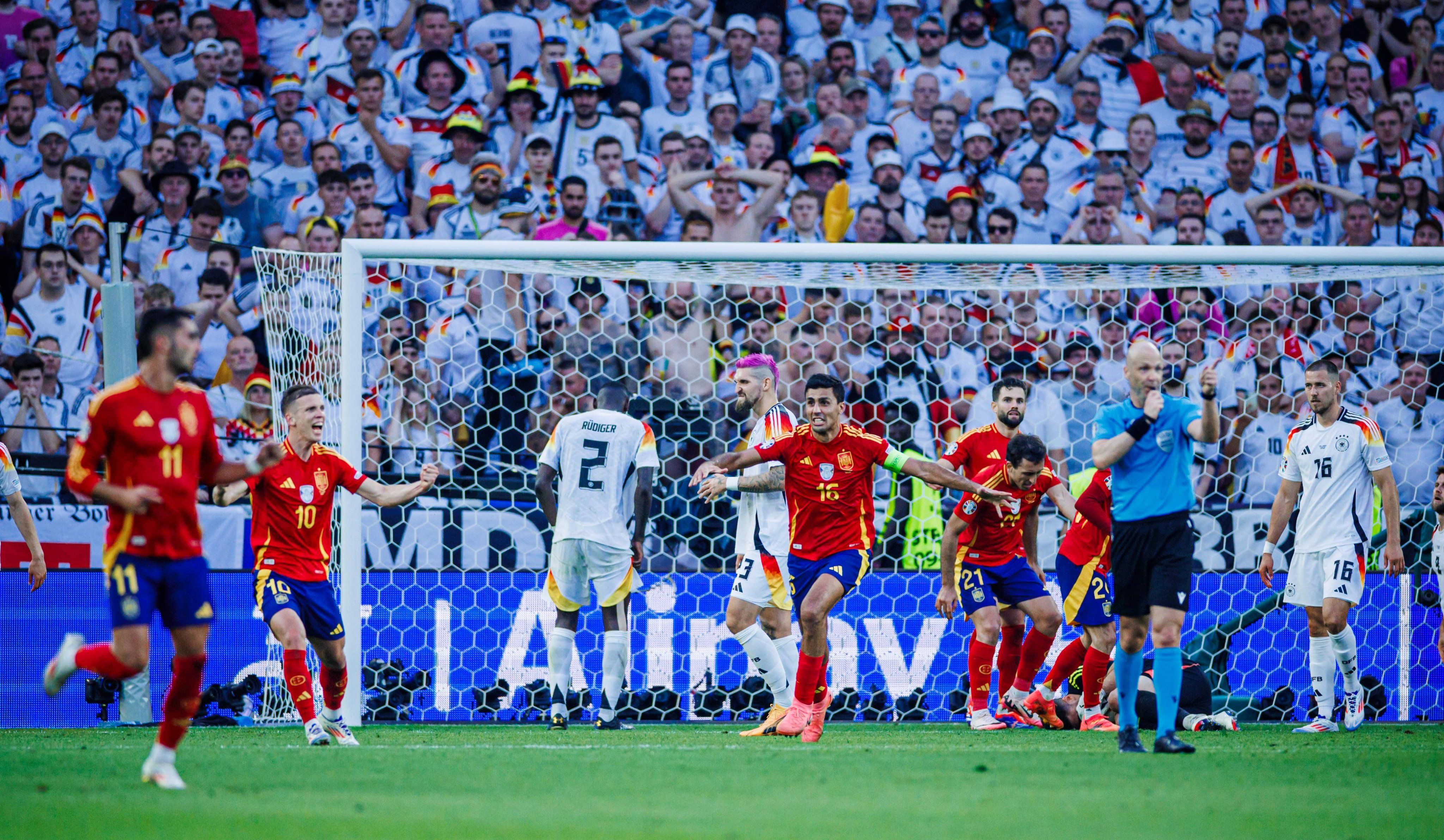 Meski duel Spanyol vs Jerman di Piala Eropa 2024 pada Jumat (5/7/2024) berjalan seru berkat lahirnya sejumlah gol telat, namun Anthony Taylor juga jadi buah bibir.