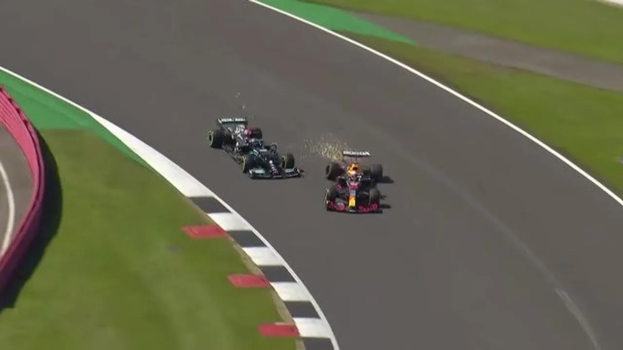 Drama Lewis Hamilton & Max Verstappen di F1 GP Inggris 2021