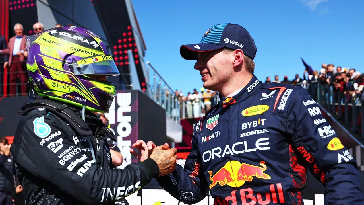 Mercedes kembali menunjukkan pertanda jika mereka memang mengincar Max Verstappen untuk mengisi seat Formula 1 (F1) 2025.