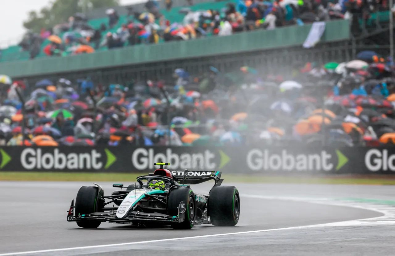 Berikut adalah hasil balapan Formula 1 (F1) GP Inggris 2024 yang digelar Sabtu (7/7/2024) malam WIB dimana Lewis Hamilton keluar sebagai pemenang di kandang.