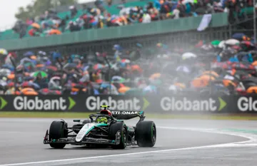 Berikut adalah hasil balapan Formula 1 (F1) GP Inggris 2024 yang digelar Sabtu (7/7/2024) malam WIB dimana Lewis Hamilton keluar sebagai pemenang di kandang.