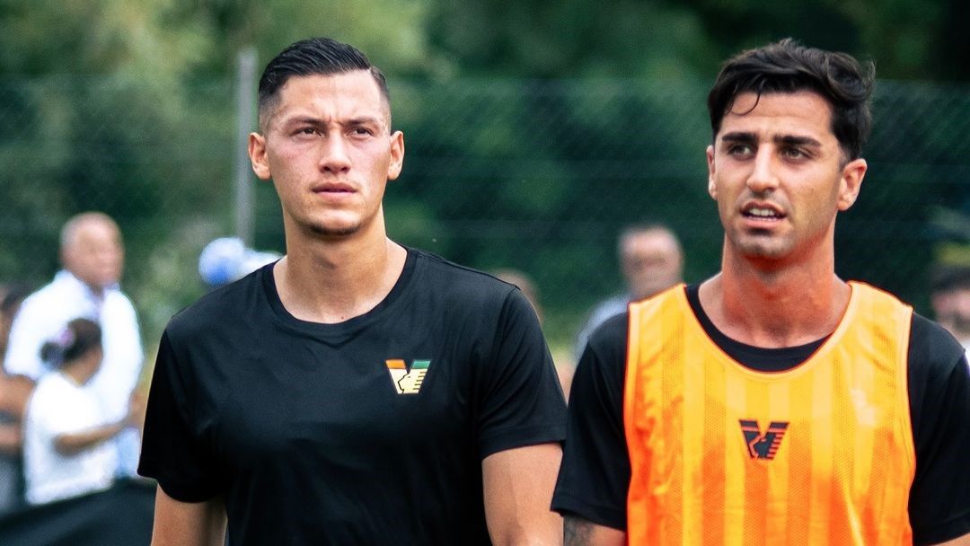 Pertemenan erat dua pemain timnas Indonesia, Jay Idzes dan Ragnar Oratmangoen, tetap terjaga meski keduanya saat ini tidak sedang menjalankan tugas negara.