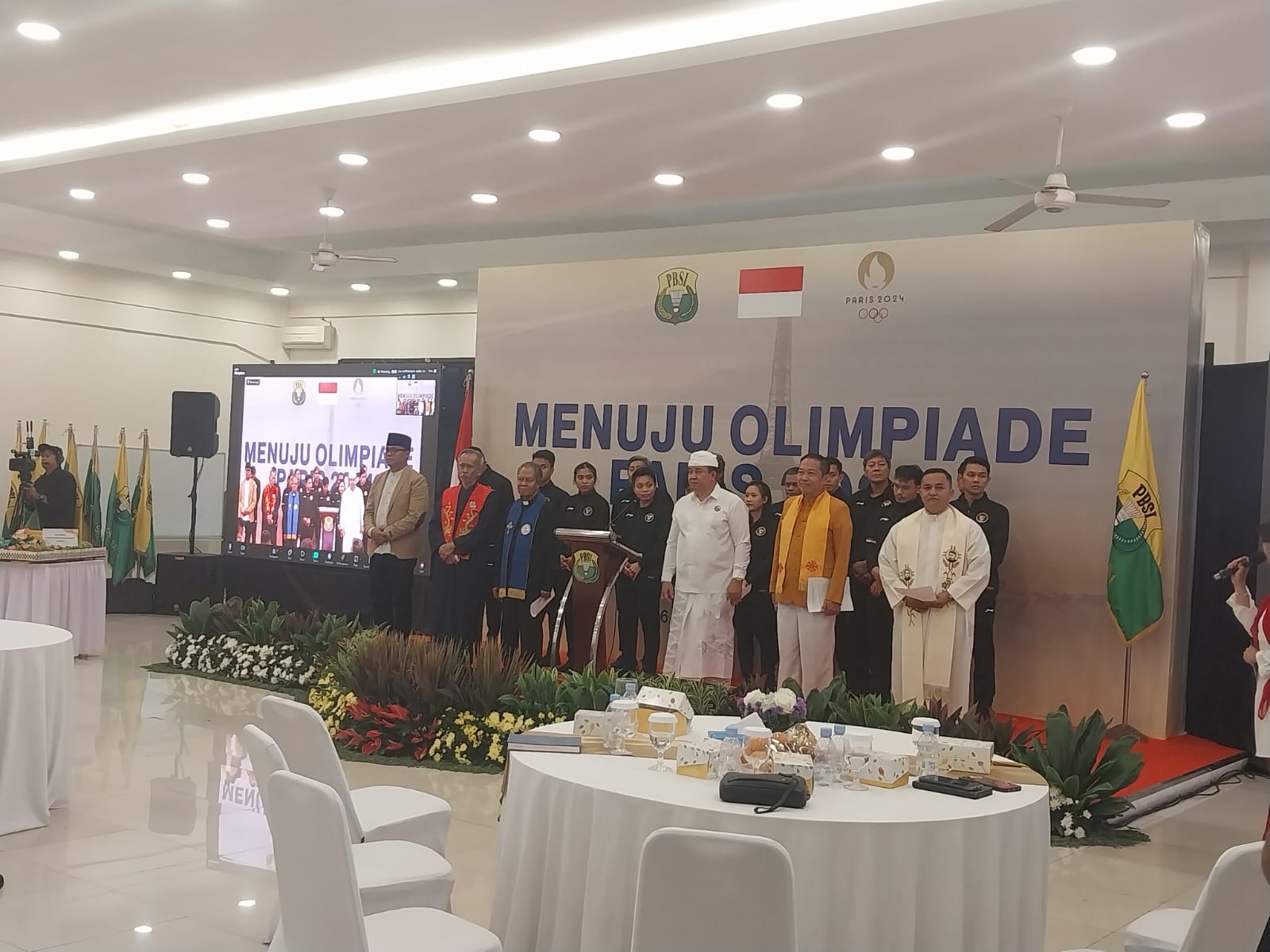 PBSI menggelar doa bersama dengan tim bulutangkis yang akan berpartisipasi di Olimpiade Paris 2024/foto: M Nurhendra Saputra/SportCorner.id.