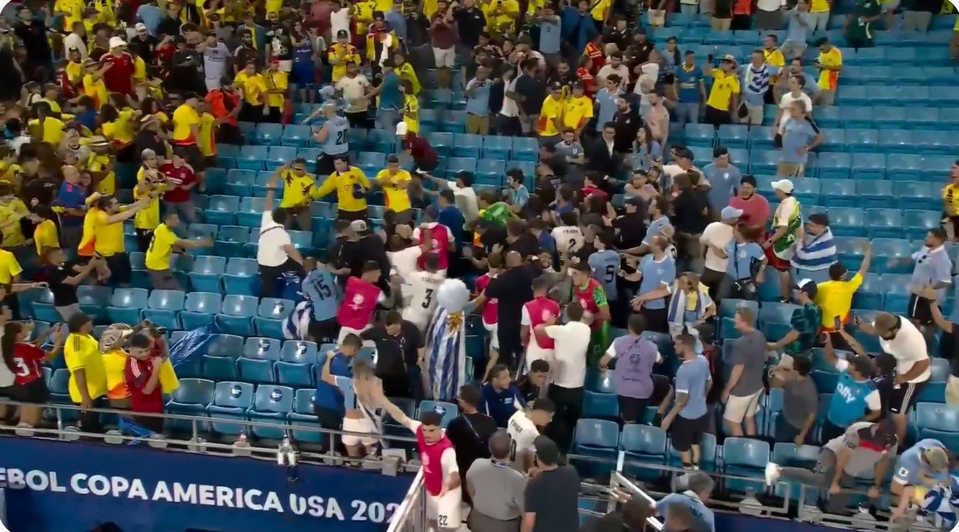 Para pemain Uruguay bentrokan dengan suporter Kolombia usai semifinal Copa America 2024, Kamis (11/7/2024).