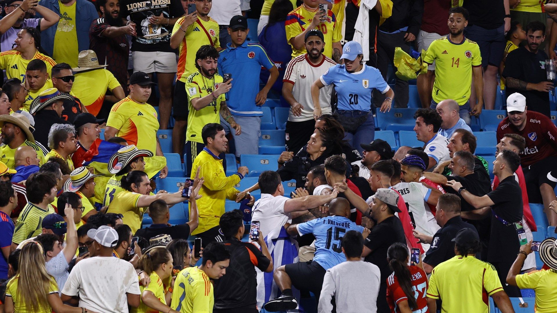 Pemain Uruguay Ribut dengan Fans di Tribun