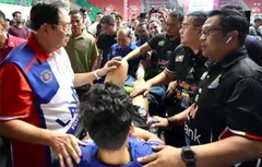 sby dan boy arnez.jpg - SBY memberikan suport kepada Boy Arnez yang mengalami cedera otot usai melawan Palembang Bank Sumsel Babel, Minggu (14/7/2024)/foto: IG Aanindito73.