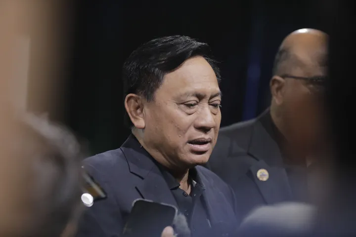 Ketua Umum PBVSI, Imam Sudjarwo dalam konferensi pers di SCTV Tower, Rabu (17/7/2024)