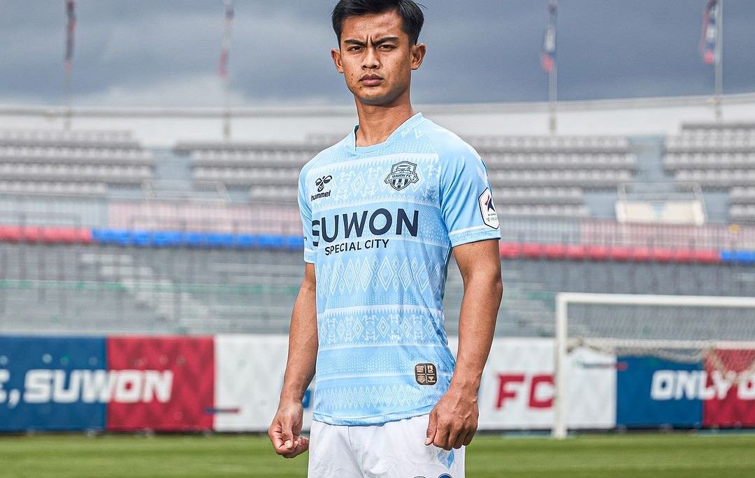 Pratama Arhan Jadi Model Jersey Ketiga Suwon FC (Foto: IG Suwon FC)