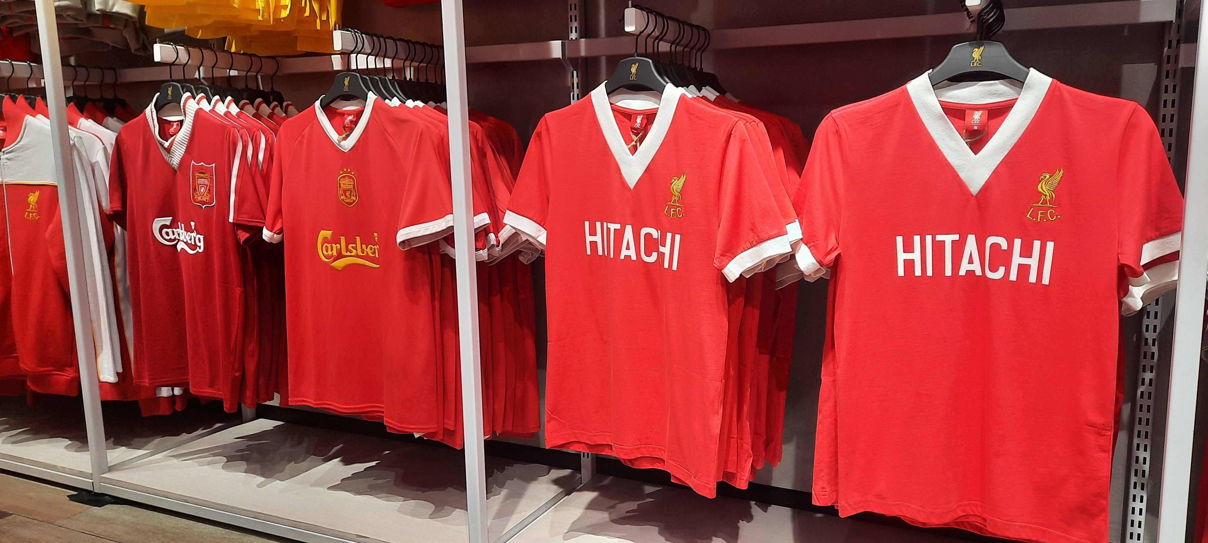 Jersey retro Liverpool yang dijual di official store di Pondok Indah Mall (Alsadad Rudi/Sportcorner.id)