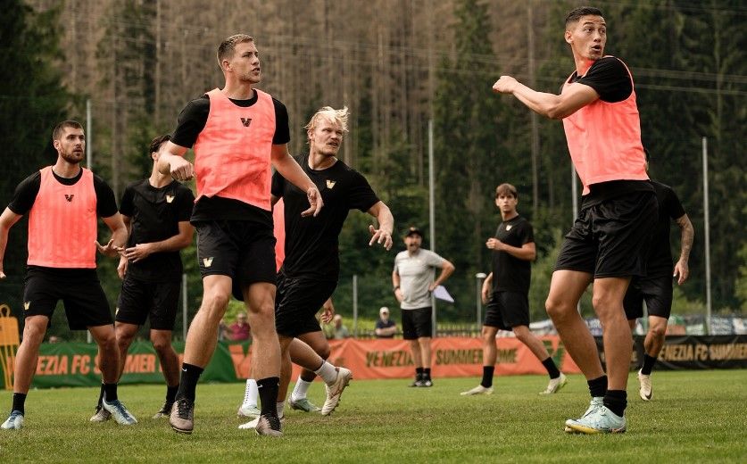 Jay Idzes saat berlatih bersama rekannya di Venezia FC/foto: IG Venezia FC.