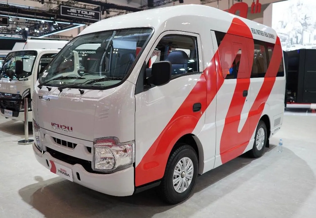 Isuzu Traga Bus Debut Perdana di ICE BSD City