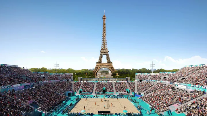 Venue voli pantai dengan latar menara Eiffel di Olimpiade Paris 2024/foto: Volleyball World.