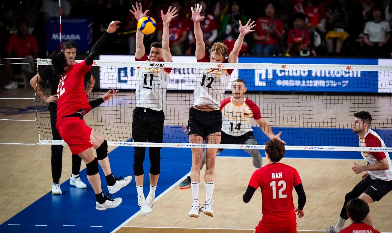 Jepang menghadapi Jerman di laga pembuka voli Olimpiade Paris 2024, Sabtu (27/7/2024)/foto: Volleyball World.