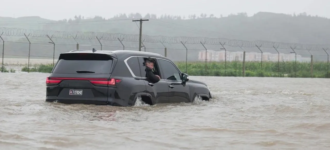 Kim Jong Un Tinjau Banjir Parah Naik Lexus LX 600