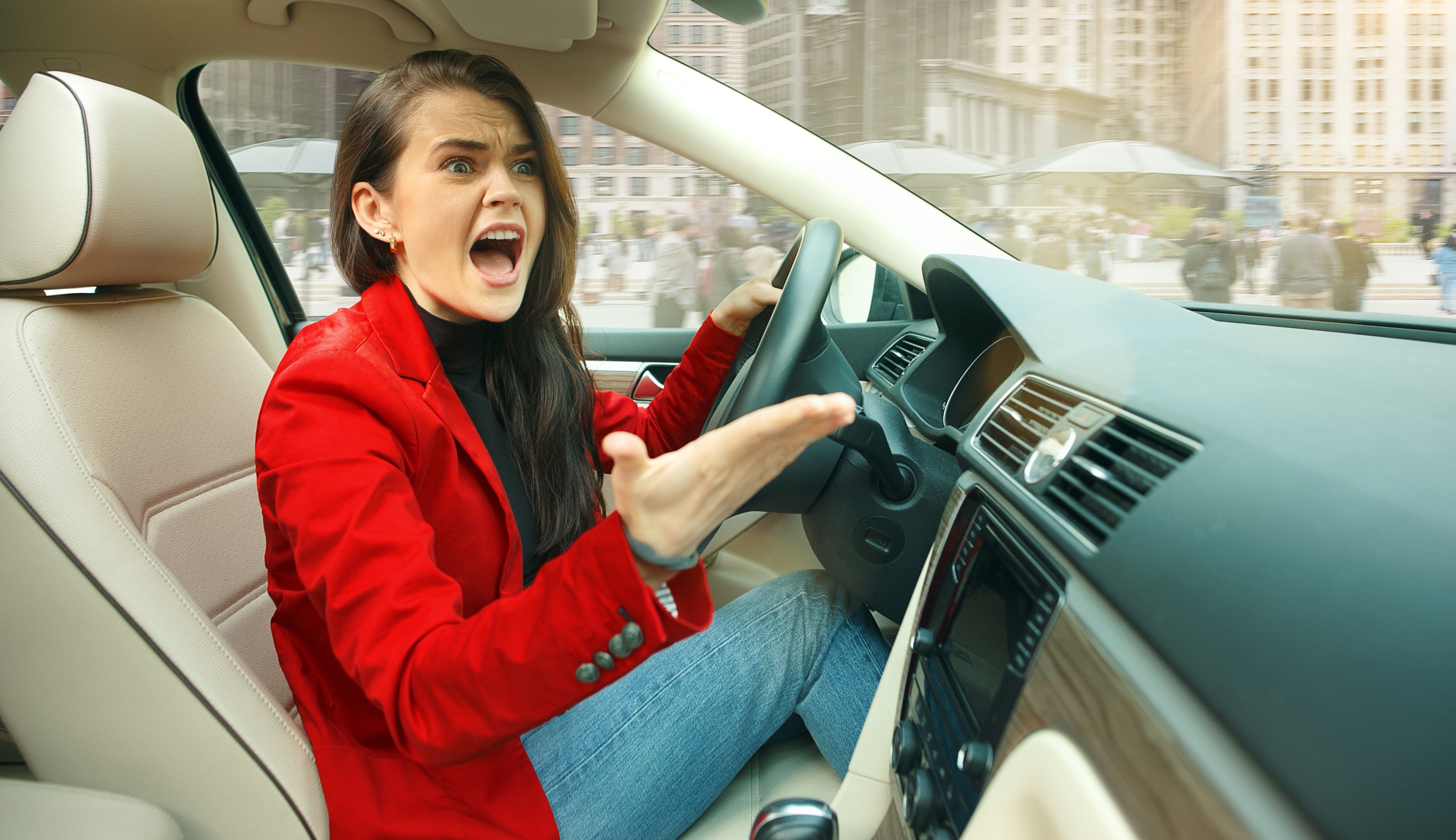  attractive-woman-driving-car - FREEPIK