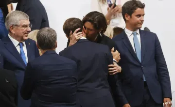 Istilah untuk "Ciuman" ala Presiden Prancis dan Menteri Olahraga