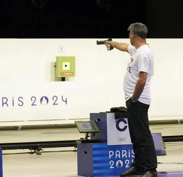 Dalam setiap Olimpiade selalu ada performa atlet sensasional dan Olimpiade Paris 2024 punya sosok Yusuf Dikec asal Turki.