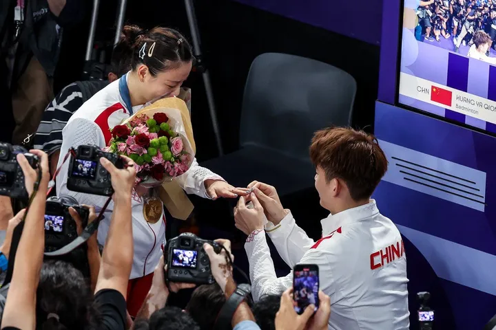 Huang Yaqiong punya kampanye di Olimpiade Paris 2024 yang luar biasa karena tidak hanya menggondol medali emas, ia pun dilamar oleh kekasihnya yakni Liu Yuchen.