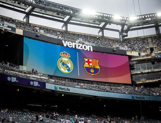 Laga Barcelona vs Real Madrid di Stadion Metflife pada Minggu pagi, 4 Agustus 2024 WIB, terpaksa ditunda hujan deras disertai petir yang mengguyur lokasi pertandingan.