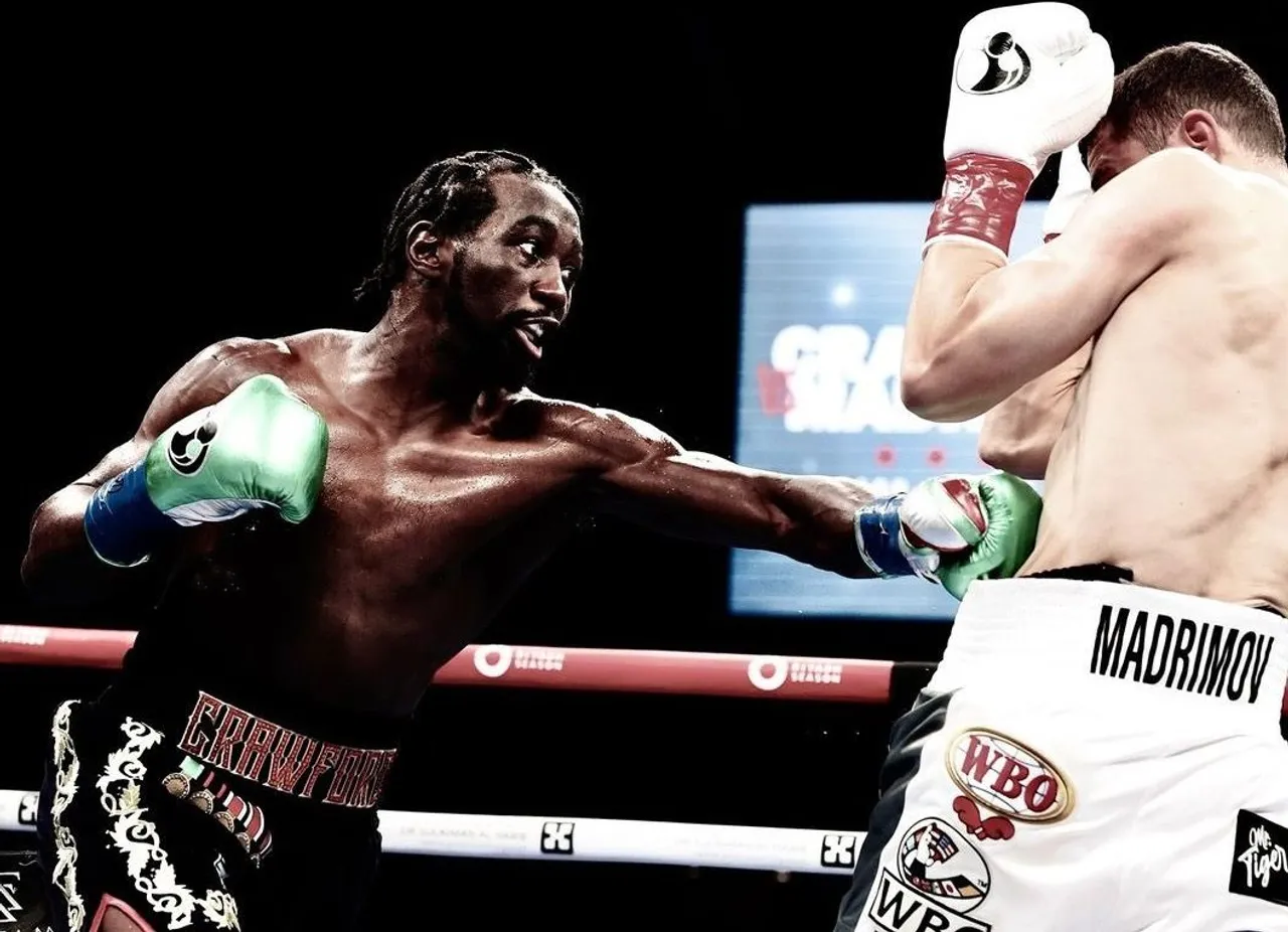 Petinju Amerika Serikat, Terence Crawford berhasil merebut gelar juara di kelas welter super versi WBA dan WBO usai mengalahkan petinjuk Uzbekistan, Israil Madrimov (@ForbesSport)
