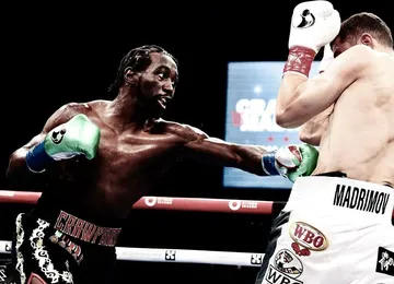 Petinju Amerika Serikat, Terence Crawford berhasil merebut gelar juara di kelas welter super versi WBA dan WBO usai mengalahkan petinjuk Uzbekistan, Israil Madrimov (@ForbesSport)