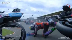 tabrakan antara morbidelli dengan bezzecchi.jpg - Marco Bezzecchi ditabrak oleh Franco Morbidelli di sesi sprint race MotoGP Inggris 2024/foto: Twitter MotoGP.