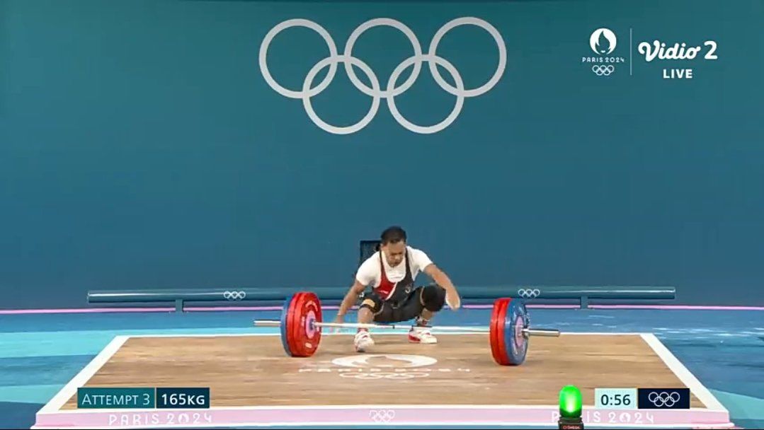 Eko Yuli Irawan saat tampil pada Olimpiade Paris 2024 cabor angkat besi nomor 61kg putra yang berlangsung pada Rabu malam, 7 Agustus 2024 (screenshot Vidio.com)