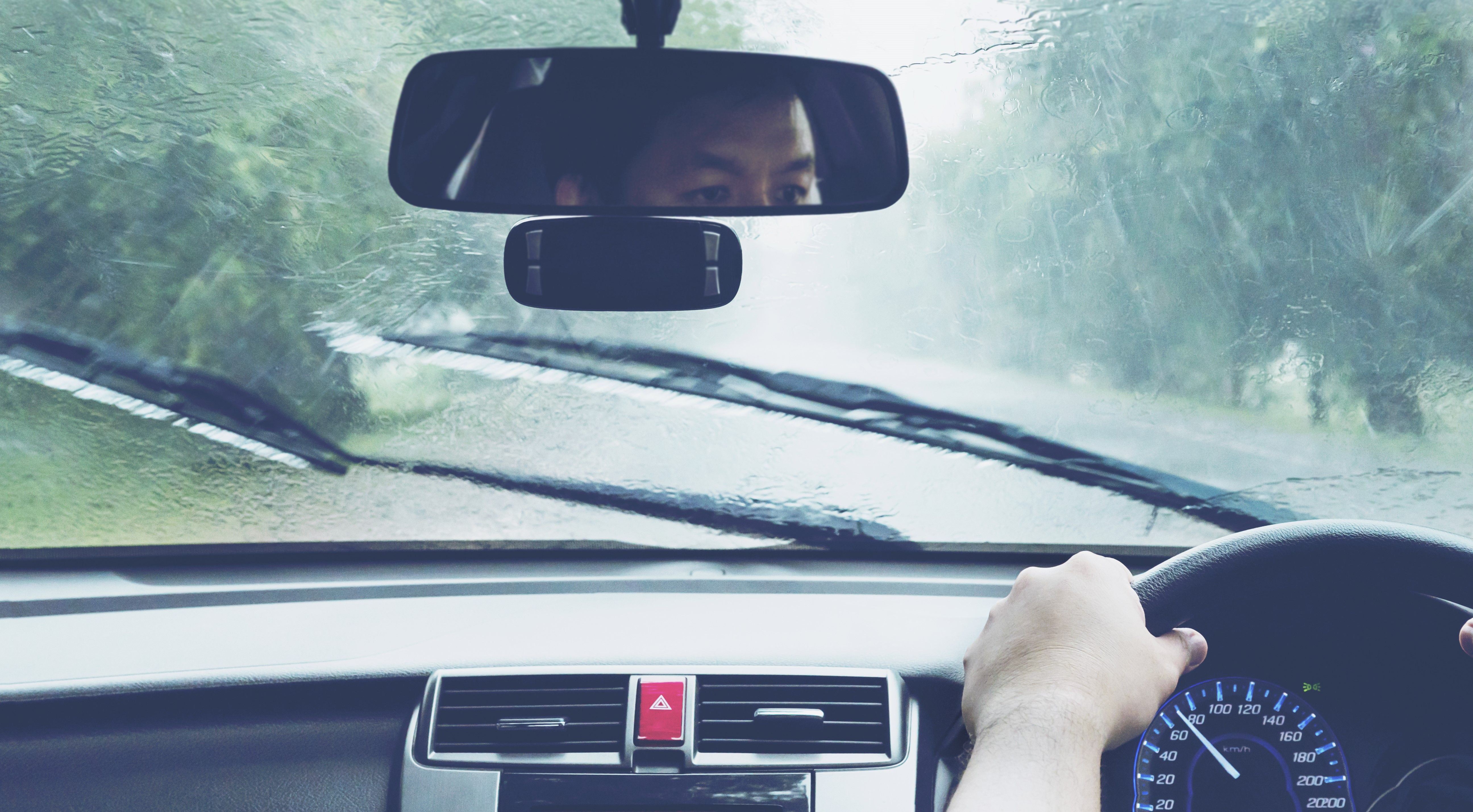 man-driving-car-heavy-rainfall - dok FREEPIK