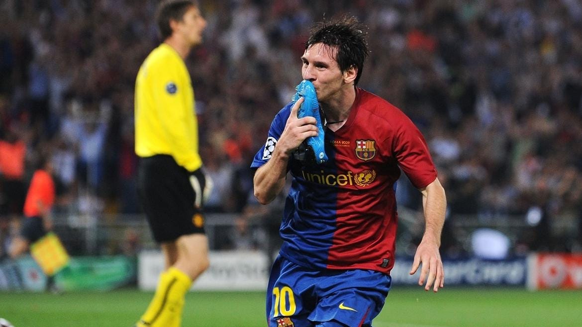 Lionel Messi merayakan golnya di final UCL 2009 dengan memperlihatkan sepatu Adidas F50-nya (UEFA.com)