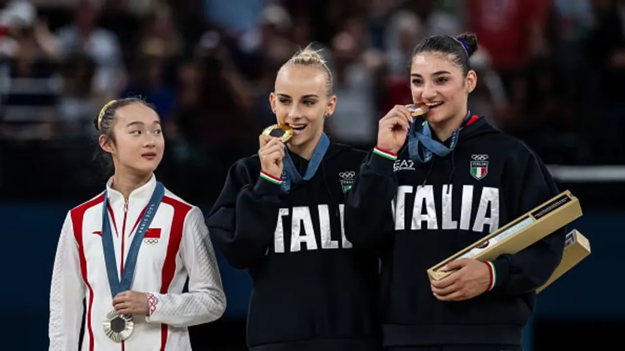Reaksi pesenam China, Zhou Yaqin saat melihat dua rival Italianya menggigit medali usai sesi penyerahan medali cabor senam Olimpiade Paris 2024, Senin 5 Agustus (Gilliar - GES Sportfoto via Olympics.com) 