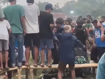 Anggota TNI terkena batu saat mengamankan tarkam bola HW Cup Wuled di Kabupaten Pakalongan, Jawa Tengah/foto: Batang Info.