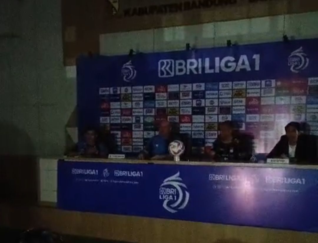 Insiden kecil mati lampu terjadi saat sesi press conference usai laga Persib Bandung vs PSBS Biak di Stadion Si Jalak Harupat, 9 Agustus 2024 (Sportcorner/Reza Rabbani)