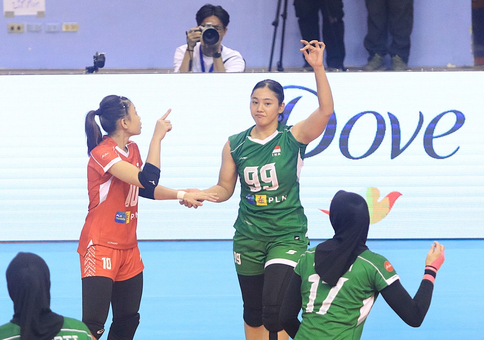 Nurlaili Kusuma (nomor 99) saat memperkuat tim voli putri Indonesia di SEA V League 2024 putaran II (Foto: PBVSI)