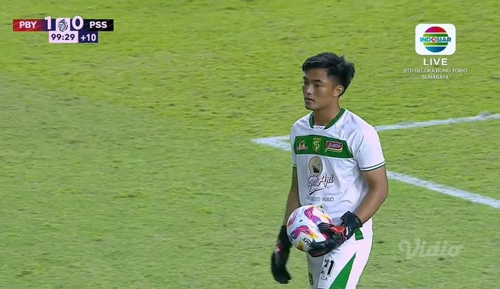 Ernando Ari saat laga Persebaya vs PSS Sleman berlangsung di Stadion Gelora Bung Tomo, Surabaya pada Minggu, 11 Agustus (Screenshot Indosiar)