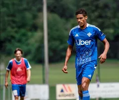 raphael varane (@como_1907).jpg - Raphael Varane menjalani debut kompetitif untuk Como 1907 di ajang Coppa Italia 2024/2025 pada Senin (12/8/2024) dini hari WIB namun momen itu berujung sial.