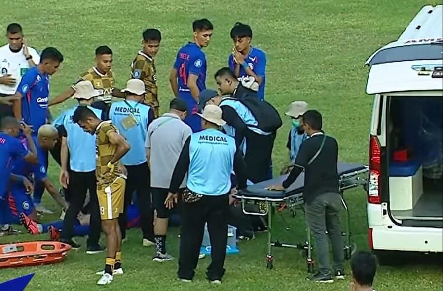 Julian Guevara, pemain asing Arema FC kolaps saat melawan Dewa United di laga pertama Liga 1 2024/2025, Senin (12/8/2024)/foto: Indosiar.