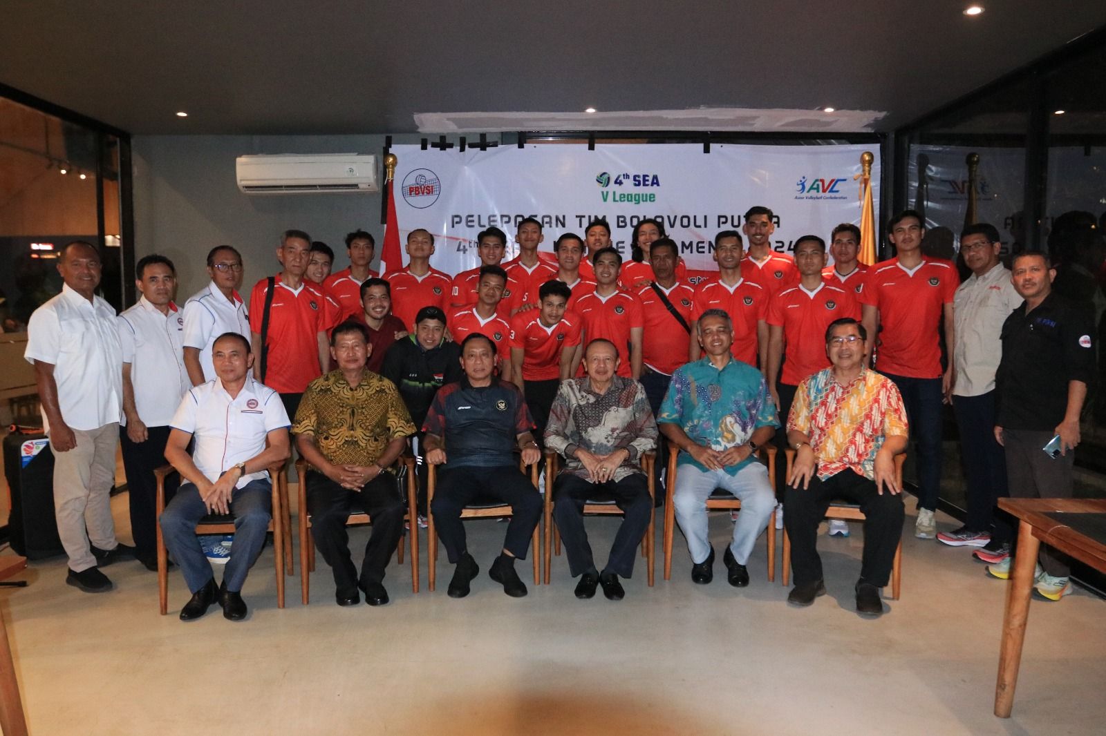 Ketua Umum PBVSI Imam Sudjarwo bersama dengan para pemain dan ofisial tim voli putra Indonesia di SEA V League 2024 (Foto: PBVSI)